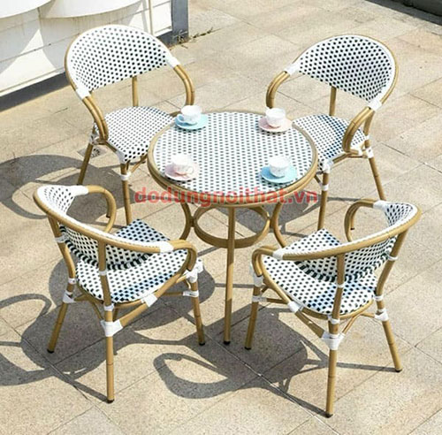 Ban-cafe-san-vuon-ngoai-troi-bv10