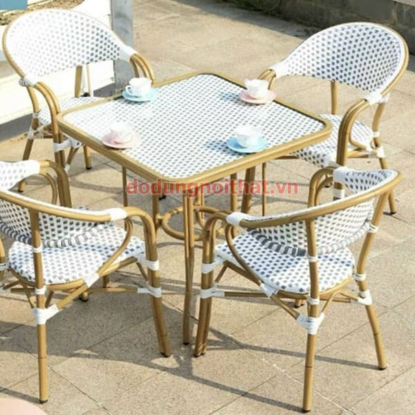 Ban-cafe-san-vuon-ngoai-troi-bv11