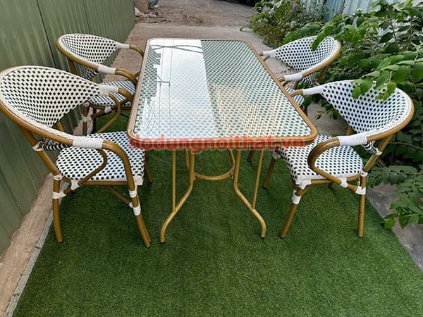 Ban-cafe-san-vuon-ngoai-troi-bv12