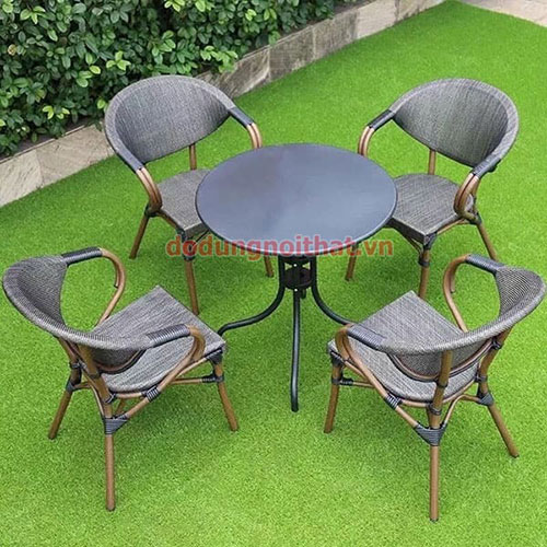 Ban-cafe-san-vuon-ngoai-troi-bv9