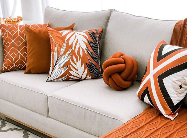 So-sanh-cac-chat-lieu-vo-goi-tua-sofa-cotton-nhung-vai-bo-da-lua-8a