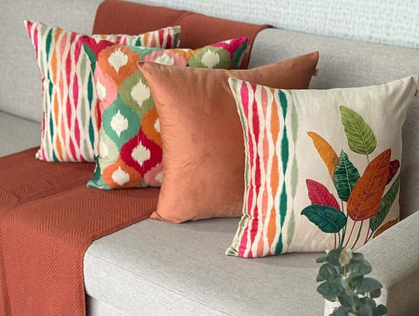 So-sanh-cac-chat-lieu-vo-goi-tua-sofa-cotton-nhung-vai-bo-da-lua-8b