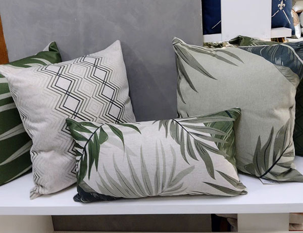 So-sanh-cac-chat-lieu-vo-goi-tua-sofa-cotton-nhung-vai-bo-da-lua-8e