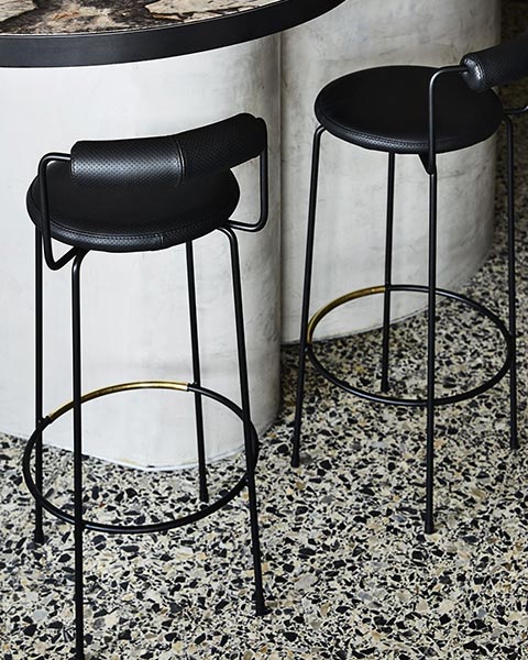 Ghe-quay-bar-go-hay-ghe-quay-bar-sat-nen-chon-loai-nao-4a