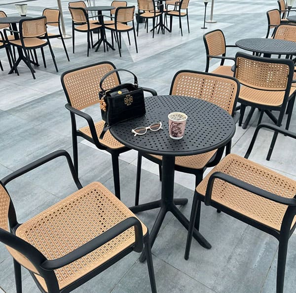 Ban-ghe-cafe-ngoai-troi-chong-nuoc-cac-lua-chon-ben-bi-5a