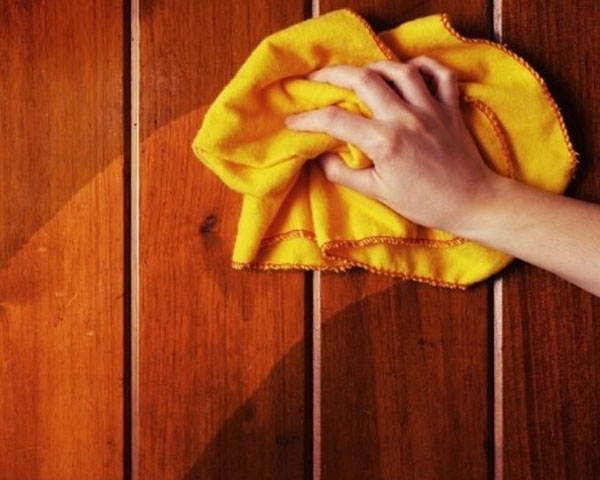 Lau chùi đồ gỗ thường xuyên bằng khăn mềm